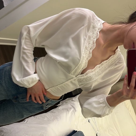 Elegant White Lace Trim Blouse - Picture 2 of 6
